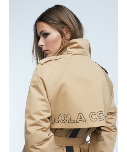 GABARDINA DETALLE LOGO LOLA CASADEMUNT